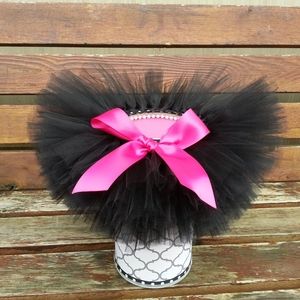 BABY GIRL BLACK AND HOT PINK BOW TUTU SIZE 12